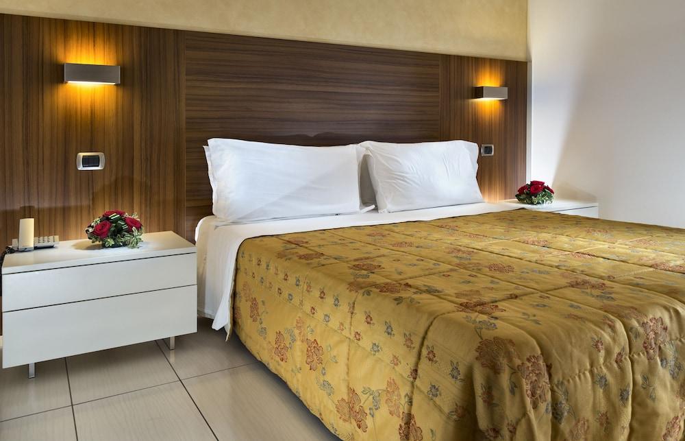 Hotel Parigi Бібіоне Екстер'єр фото