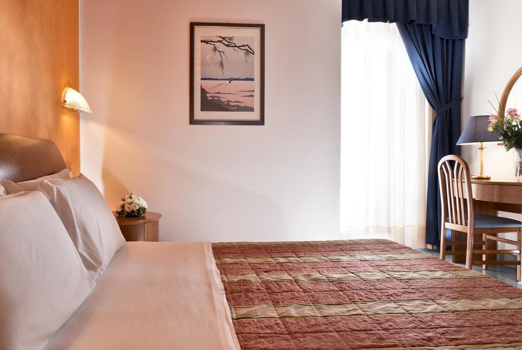 Hotel Parigi Бібіоне Екстер'єр фото