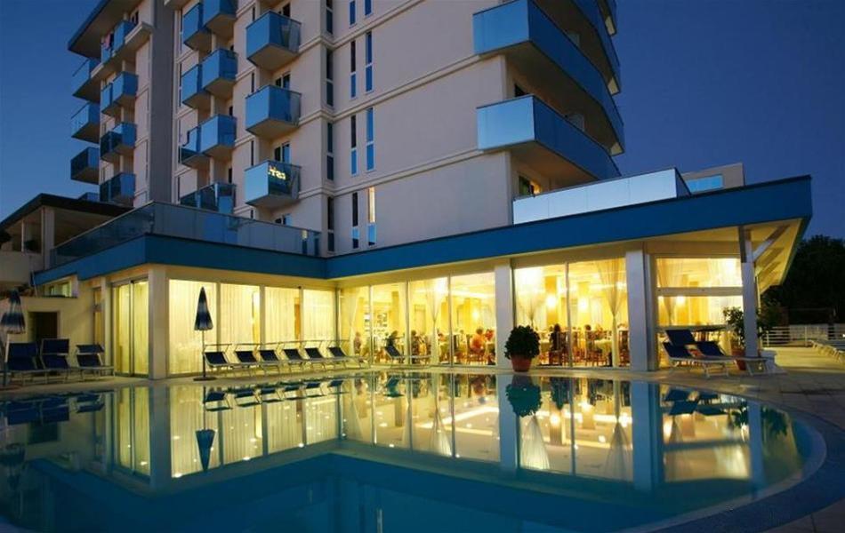 Hotel Parigi Бібіоне Екстер'єр фото