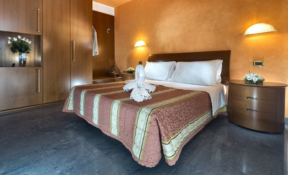 Hotel Parigi Бібіоне Екстер'єр фото
